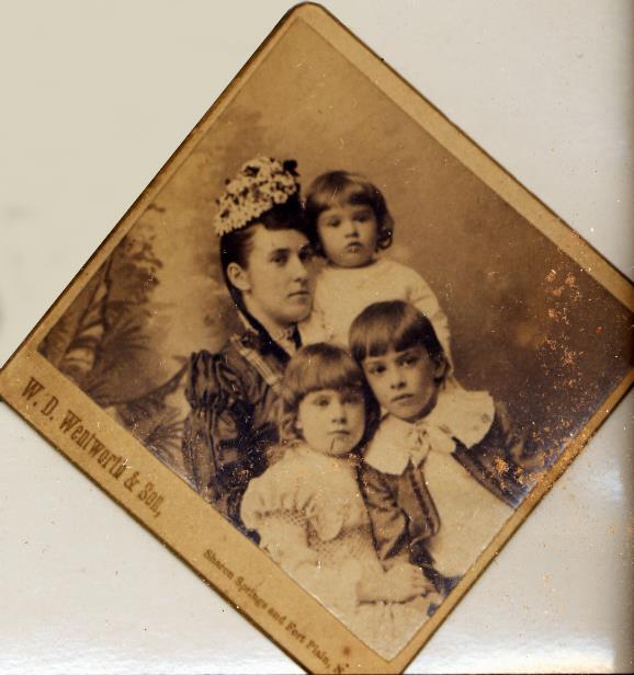 LinaJandchildren189091approx.jpg